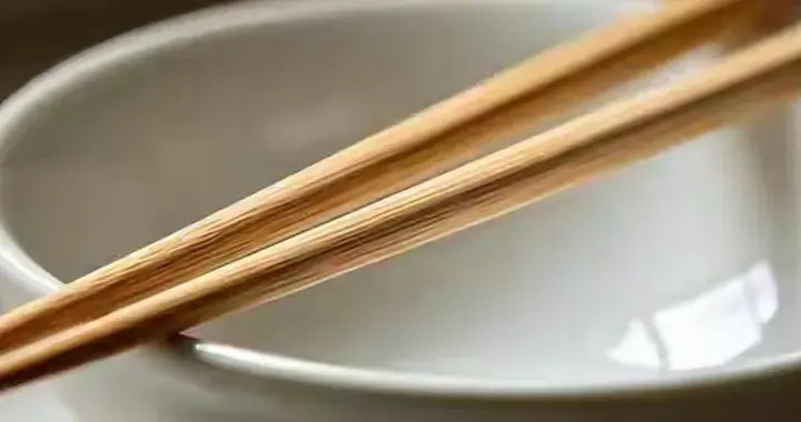 几千年的筷子规矩，就毁在你随手一搭：碗上放筷，千万使不得