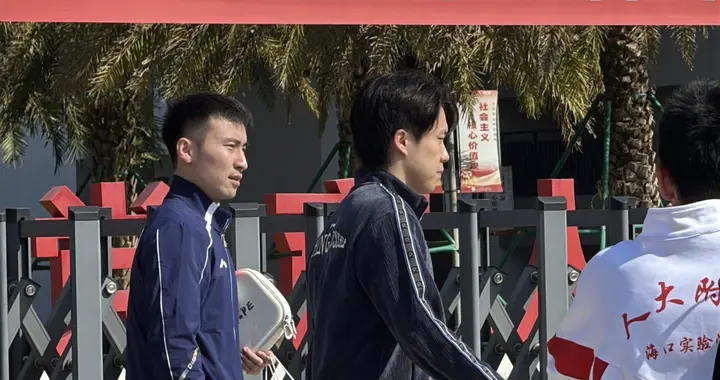 国乒进校园，王楚钦牛冠凯一起，孙颖莎、何卓佳、韩菲儿笑的开心