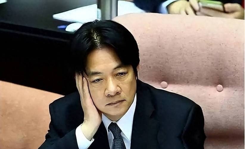 赖清德惨遭内外合围。   先说岛内这头。8月2日，台中市长卢秀燕出席民...