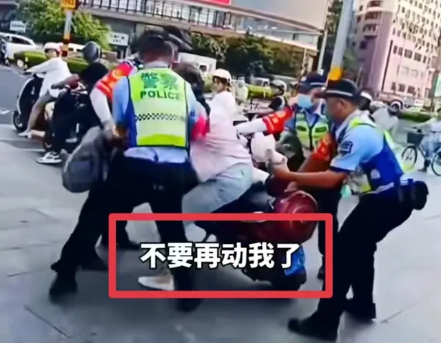 反转了！女子被交警拽下电动车后续：官方回复原因，评论区吵翻天