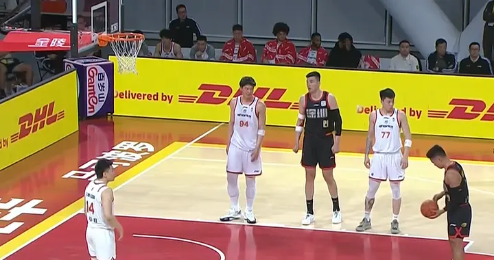 强队杀手！史密斯38+6，贺希宁25分，深圳终结上海9连胜