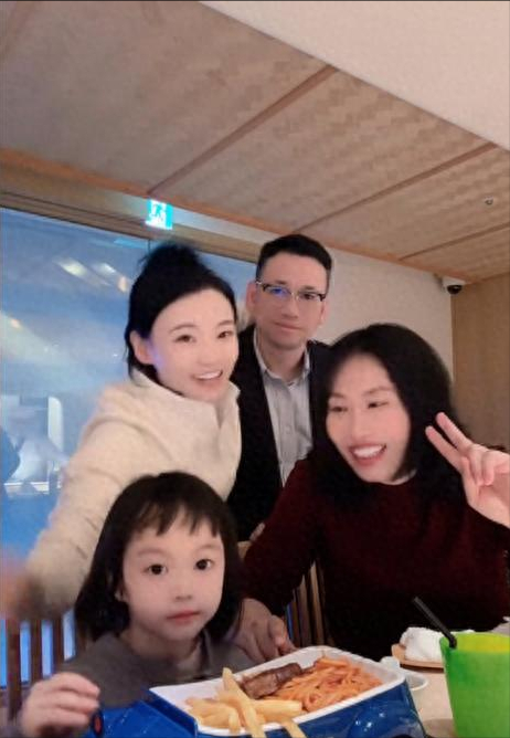 上海大叔二婚娶95后江苏空姐，给丈母娘单独买房尽孝，46岁拼二胎