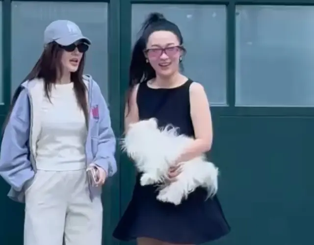 李小璐和霍思燕同框走模特步，贾乃亮视线黏在她身上 网友：复合吧