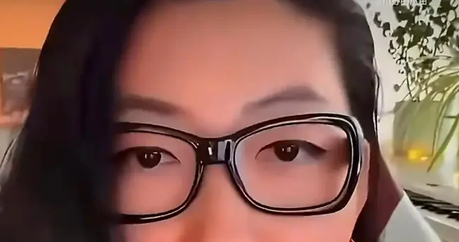 靠赃款海外享乐，曲婉婷想回国捞金账号被封，如今哭诉独自抗癌