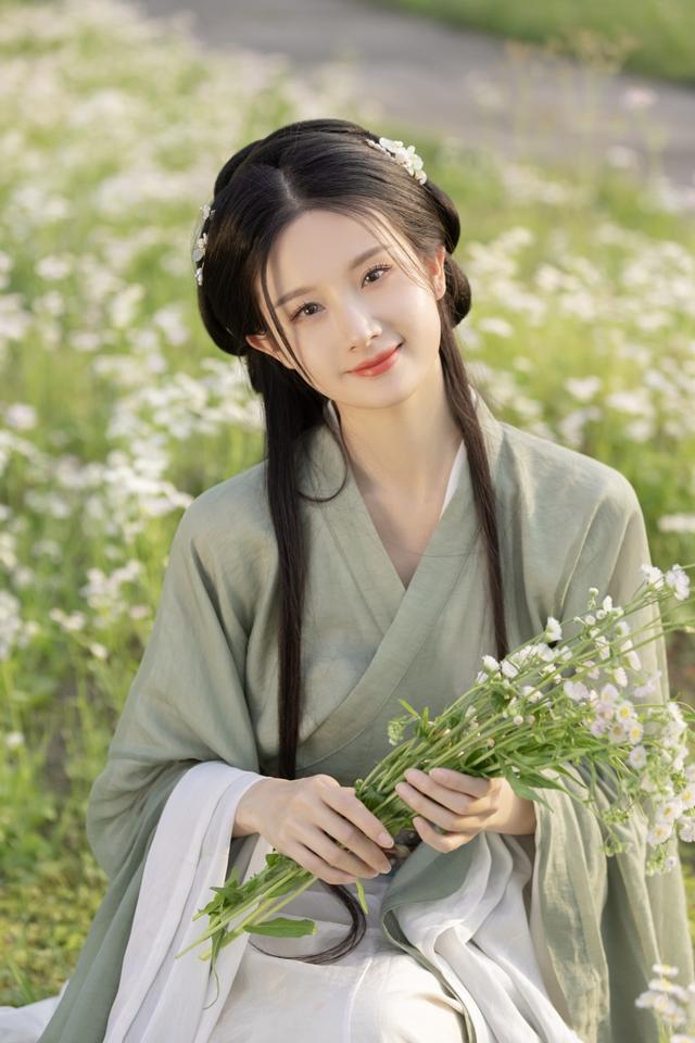 一首“折花寄远”，寄给远方的爱人，寄给遥远的理想，唯美到极致