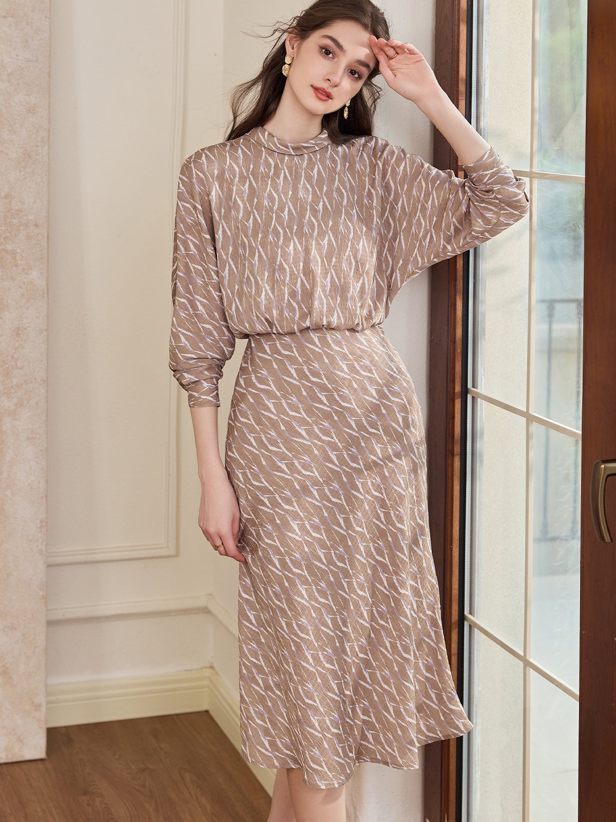 秋冬职场穿搭,气质连衣裙优雅又干练