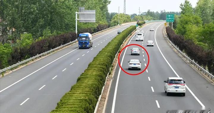 为啥很多人能接受“超速车”，唯独容不下“龟速车”？