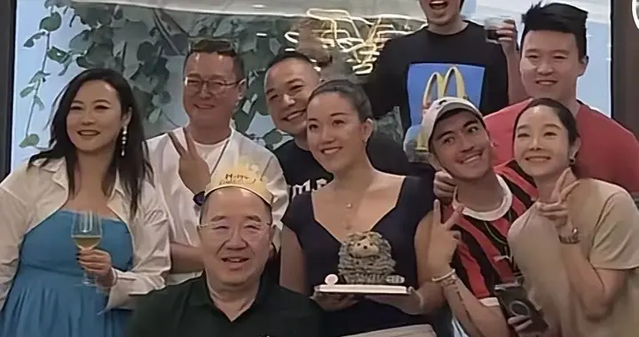 英达一家四口新露面！梁欢容貌大变，电了头发，英如镝兄妹发胖了