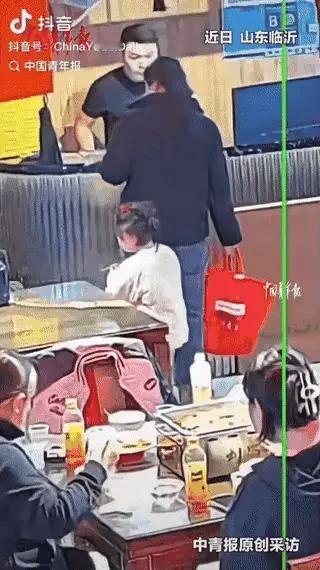 晨曦：泪目了。山东，一位母亲给孩子看完病