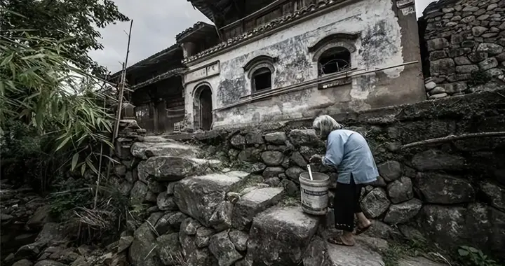社会是不是应该多关注一下农村老人的生活