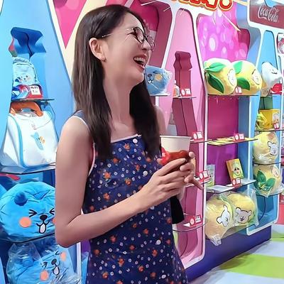 优优时尚穿搭：佟丽娅与儿子同框画面太养眼