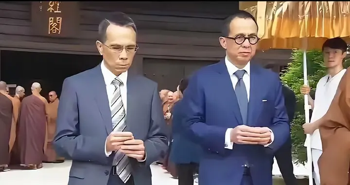 李泽钜、李泽楷现身慈山寺上香、李嘉诚缺席，引发外界高度关注。