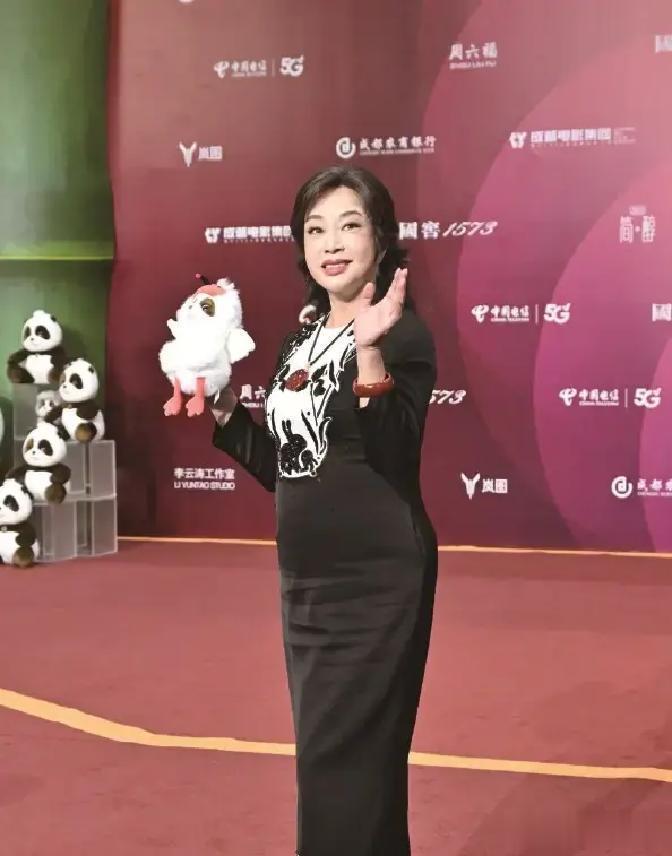 摔倒8个多月后刘晓庆慌了，最担心的果然来？张艺谋早说