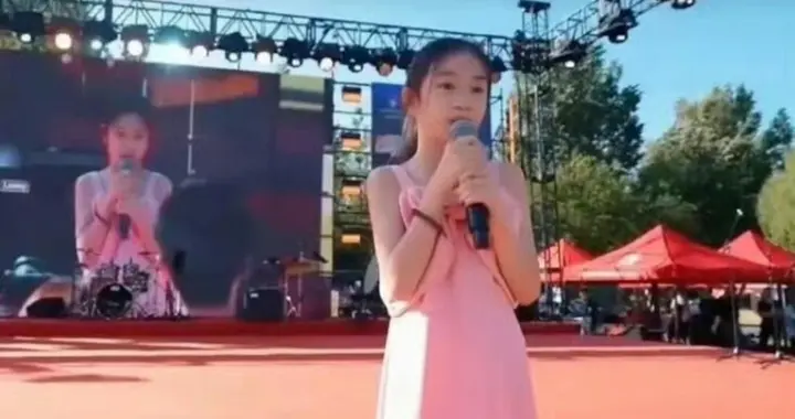 11岁Lucky长成亭亭少女，身高直逼160cm，眉眼间尽是戚薇的飒爽