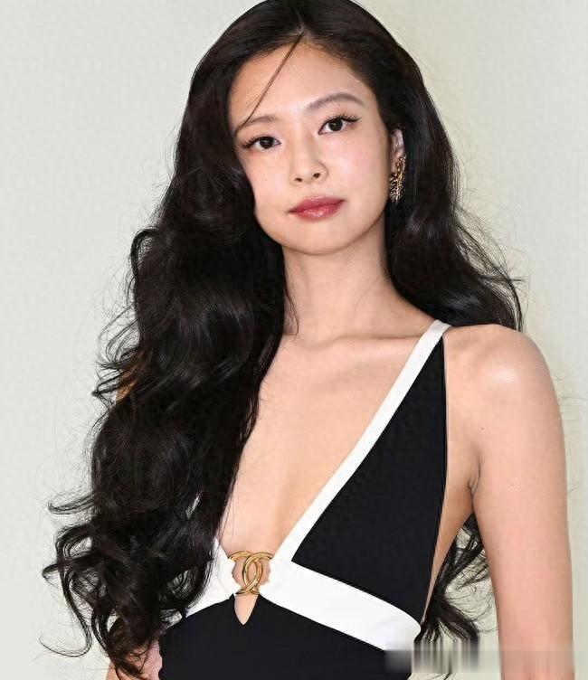 Jennie亮相香奈儿首尔大秀