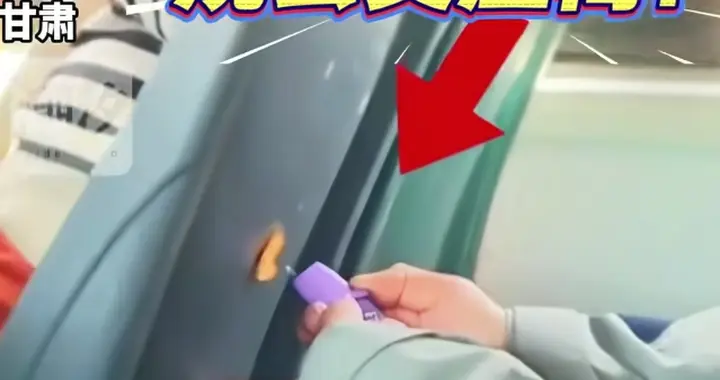 男生拿打火机点公交车座椅，乘客被吓坏！被点处冒白烟并留下烧痕