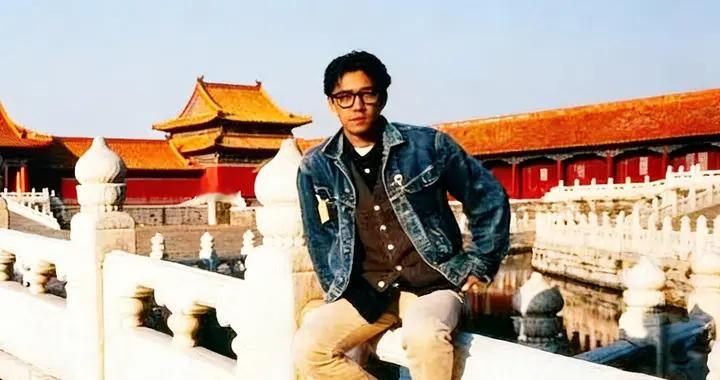 1987年，坂本龙一拍摄《末代皇帝》期间的留影，不久和邬君梅相识