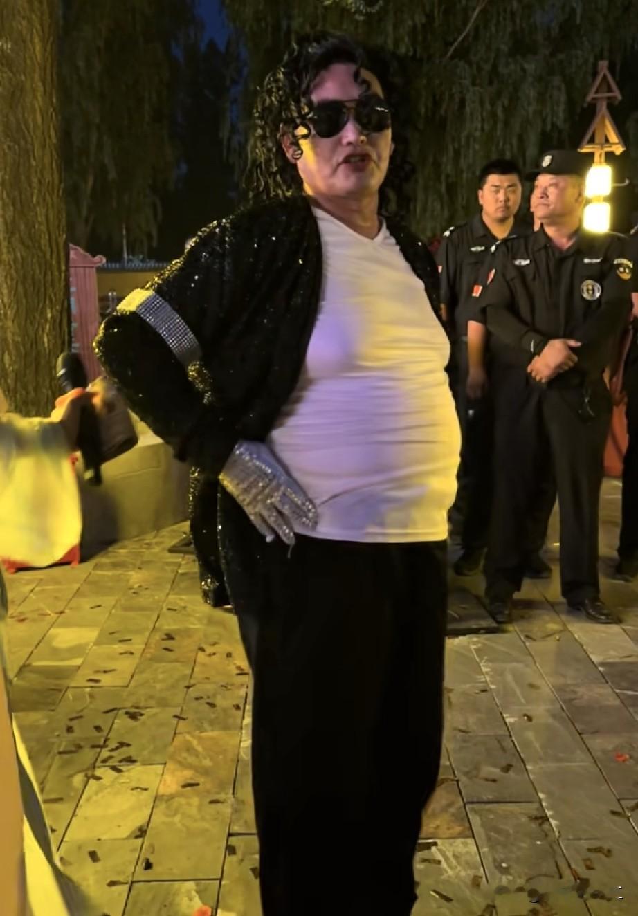 “百变星君”？有网友在烟台遇到了演出的朱之文，一身打扮实在不敢恭维。 ...