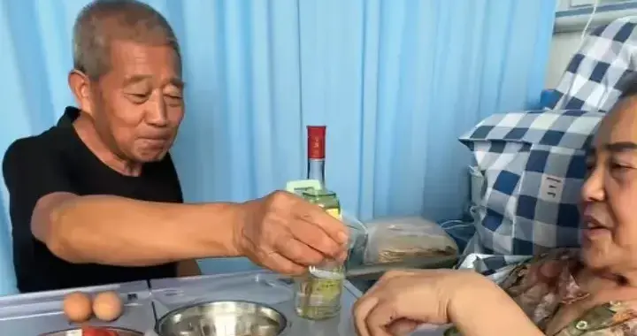 天赐75岁父亲好乐观，妻子瘫痪住院，病房用餐曝光，五个菜一瓶酒