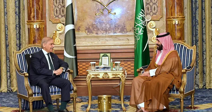 巴基斯坦陆军元帅抵达伊朗，歼10CE或出面镇场：美以不敢轻举妄动