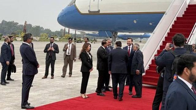 自由的湖泊：美国副总统万斯率领代表团抵达