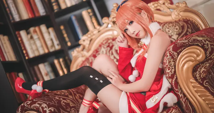 这双黑丝美腿配上圣诞装，是心动的感觉没错了！