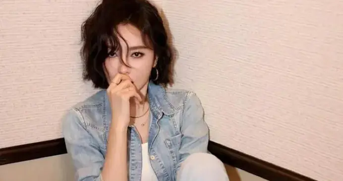 秦岚换了摩卡波波头大回春！穿牛仔衬衫+牛仔裤，减龄又时髦！