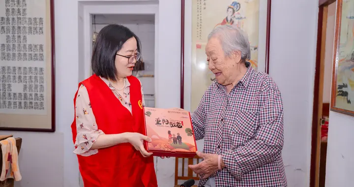常州通济桥社区重阳送糕暖老人