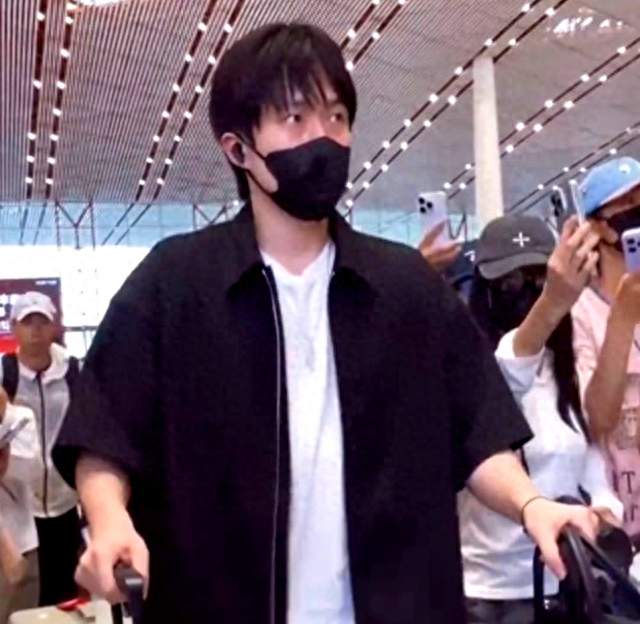 别再追了，王楚钦出发日本又遭围堵，怼脸走哪拍哪，大头一脸无奈