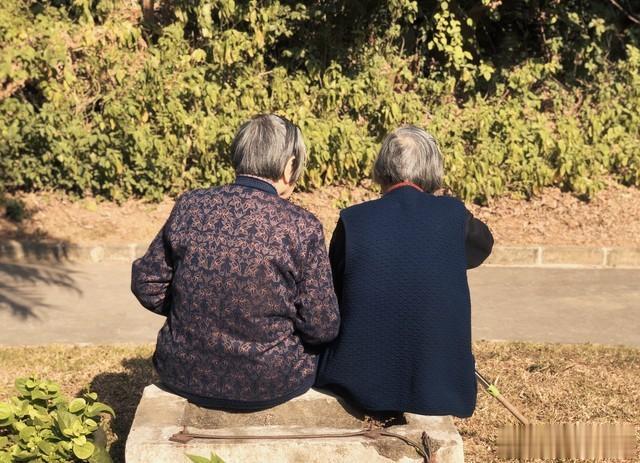 父母年龄大了，在儿女面前显得卑微