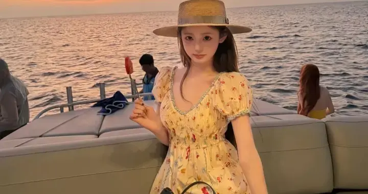 王思聪马尔代夫过38岁生日，女友懒懒用树叶鲜花在床上制造浪漫！