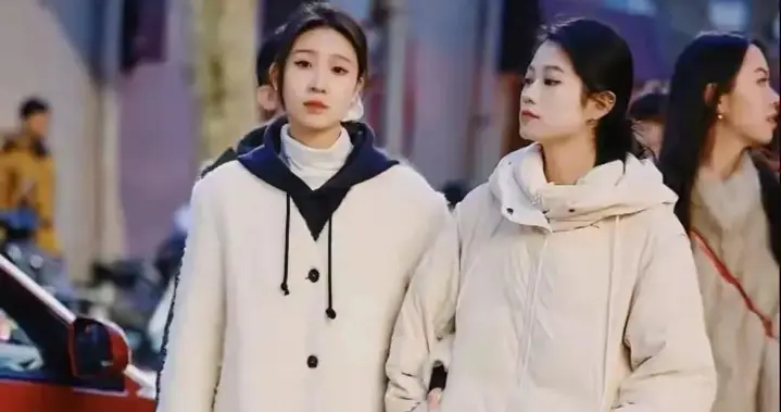 被上海安福路街拍惊艳到：衣不紧身、鞋不带跟，却美得时髦又高级