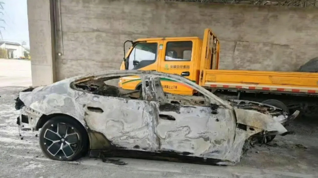 小米SU7高速碰撞起火，三个女孩全部遇难，雷军回应！