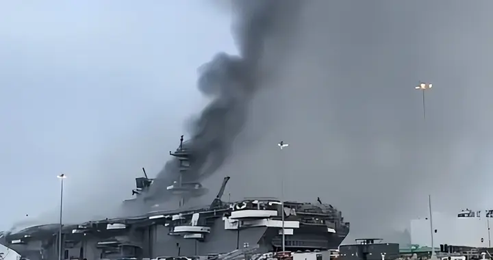 爆大雷！福特号后又一航母起火，更出人意料的，是美航母上的伙食