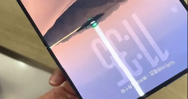 开售即翻车！iPhone Duo批量坏屏：有用户6小时中招 展示机也没躲过