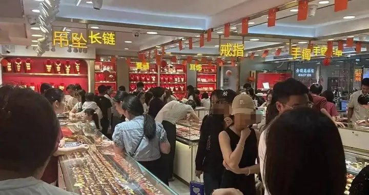 后续！女子花5万买金镯未佩戴已亏1.3万元，本人：觉得金价会涨