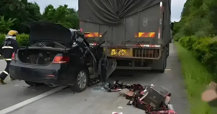 江西高速惨案！司机开智驾睡死追尾致3口灭门，车企不会赔你命