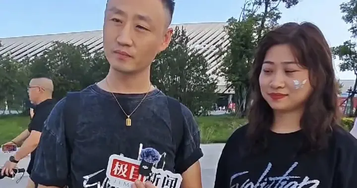 谢霆锋青岛演唱会如期进行，有观众提前近三小时排队进场，现场取消应援活动...