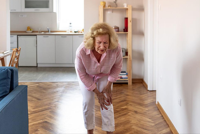 64岁大妈跑步跑坏膝盖？医生叹气：老年人别较劲，运动牢记3件事