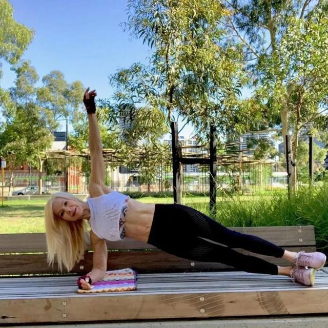 五十岁的女人腹部还能收紧，变得平坦紧致吗？