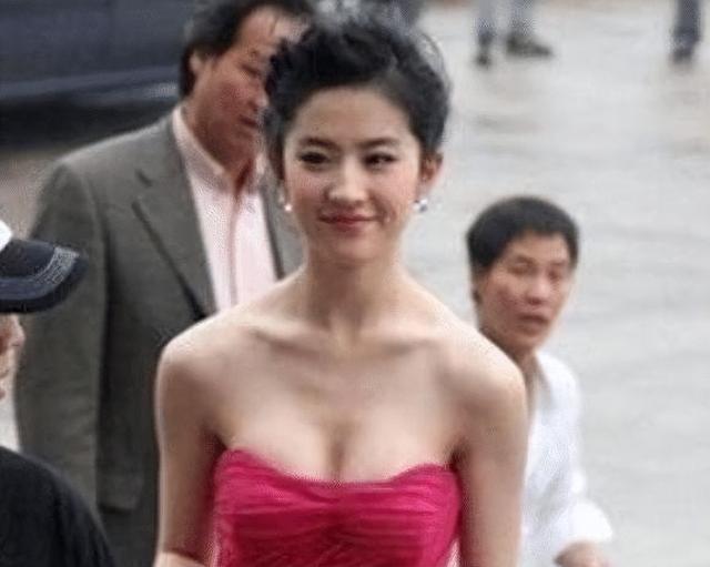 为何刘亦菲单身至今？不是没人想娶，看完这些照片你就明白了！