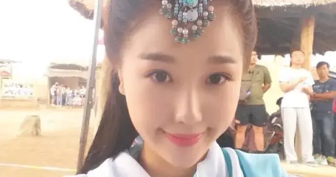 虞书欣十年前处女作演青蛇的样子！满脸胶原蛋白太娇嫩了