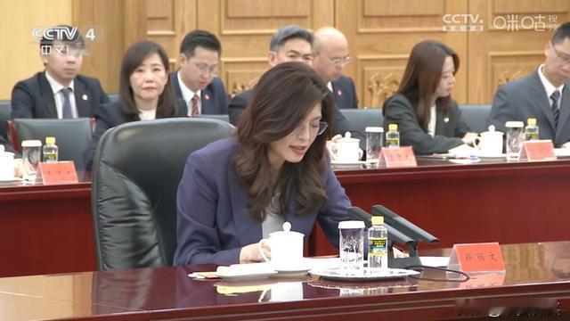 东吴微笑：这应该是进京述职吧