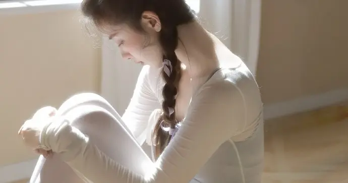 演员何子怡居家写真，扎着麻花辫穿着白色丝袜纯欲绝美，好嫩啊