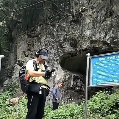 花果山桃：爬山遇到一形迹可疑男子，背着双