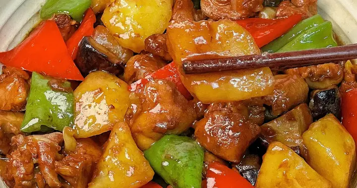 土豆炖鸡块是一道经典的家常菜，做法简单，鲜香入味，特别下饭