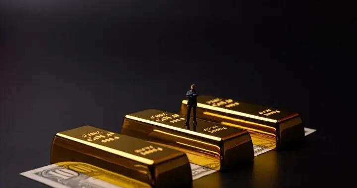 黄金价格史诗级暴跌，普通人现在还能抄底买金吗？