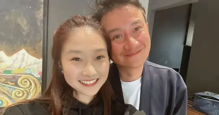 文章假期和女儿聚餐！脸色红润，发际线后移，17岁文竹君幸福晒图