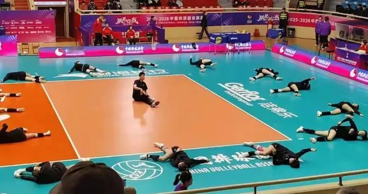 天津女排今日在福建适应正式比赛场地！