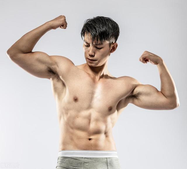 长期撸铁的肌肉男，停止健身后会发生5个变化